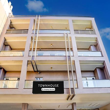 Super Townhouse Pitampura West Enclave Hotell Delhi  Exteriör bild