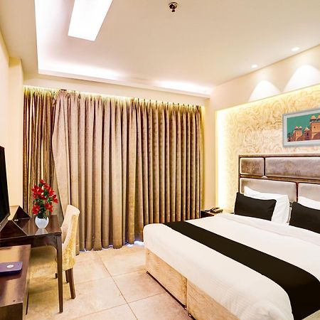 Super Townhouse Pitampura West Enclave Hotell Delhi  Exteriör bild