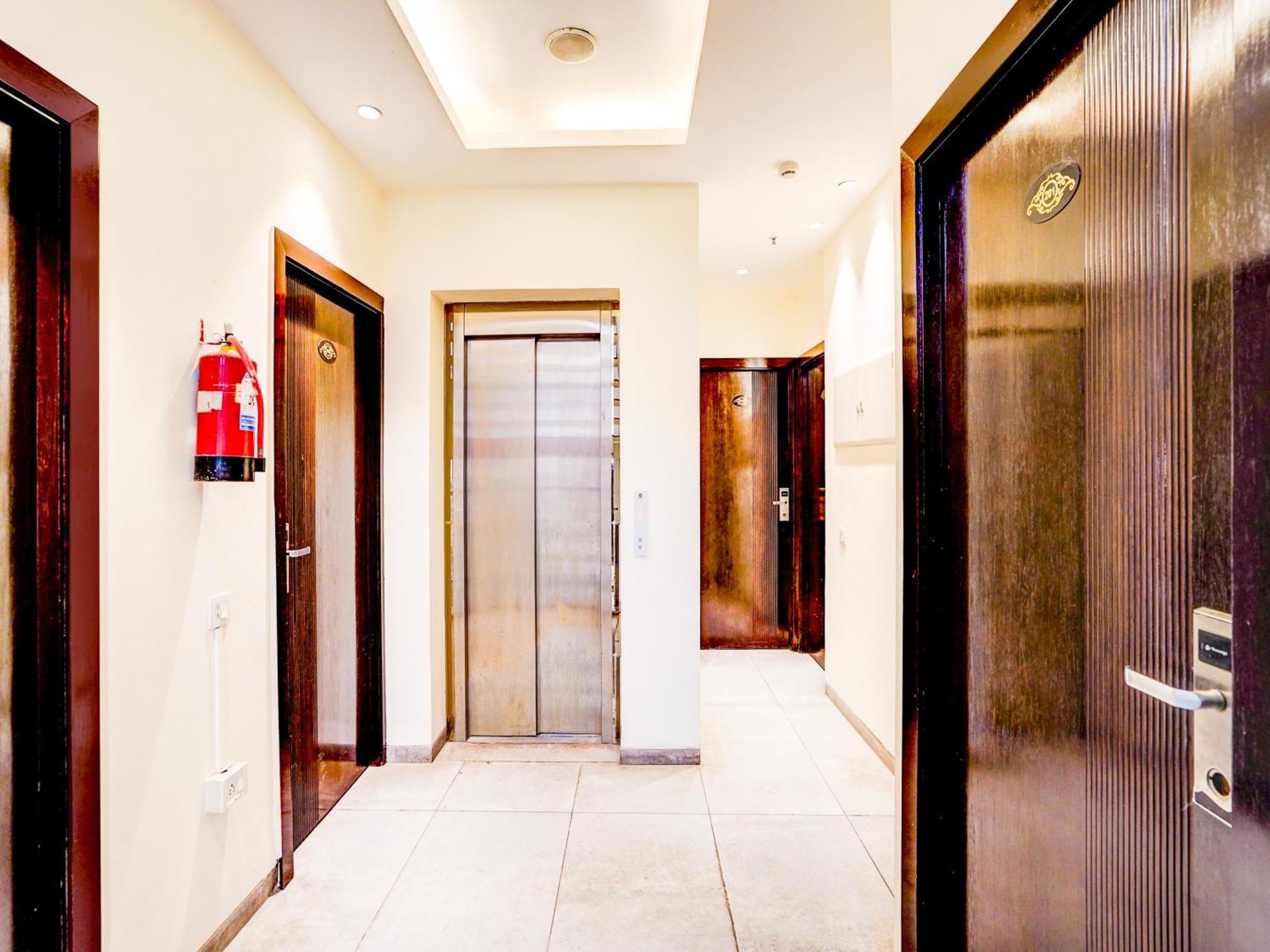 Super Townhouse Pitampura West Enclave Hotell Delhi  Exteriör bild