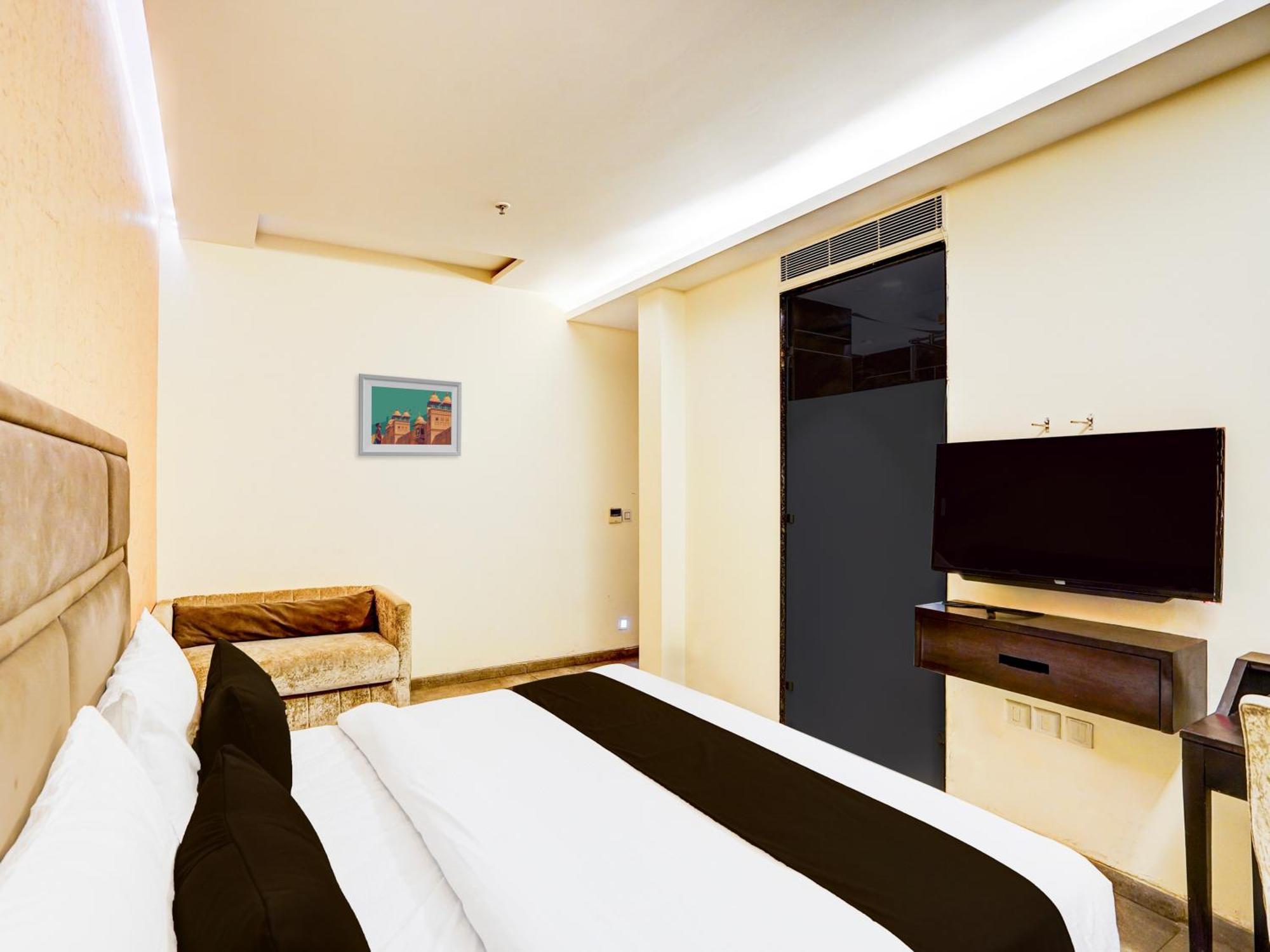 Super Townhouse Pitampura West Enclave Hotell Delhi  Exteriör bild