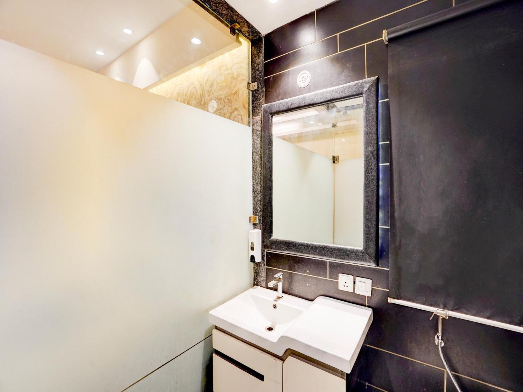 Super Townhouse Pitampura West Enclave Hotell Delhi  Exteriör bild