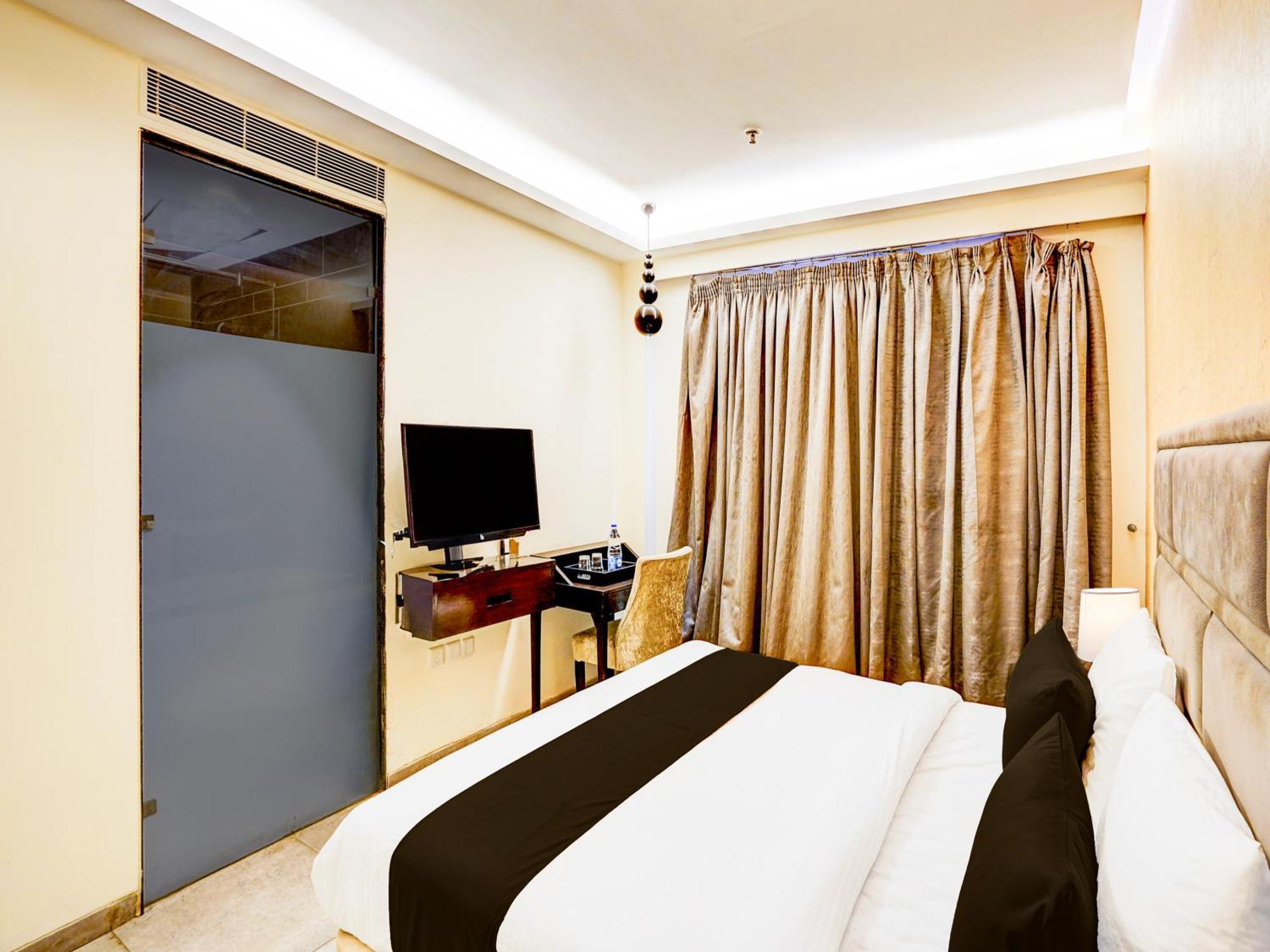 Super Townhouse Pitampura West Enclave Hotell Delhi  Exteriör bild