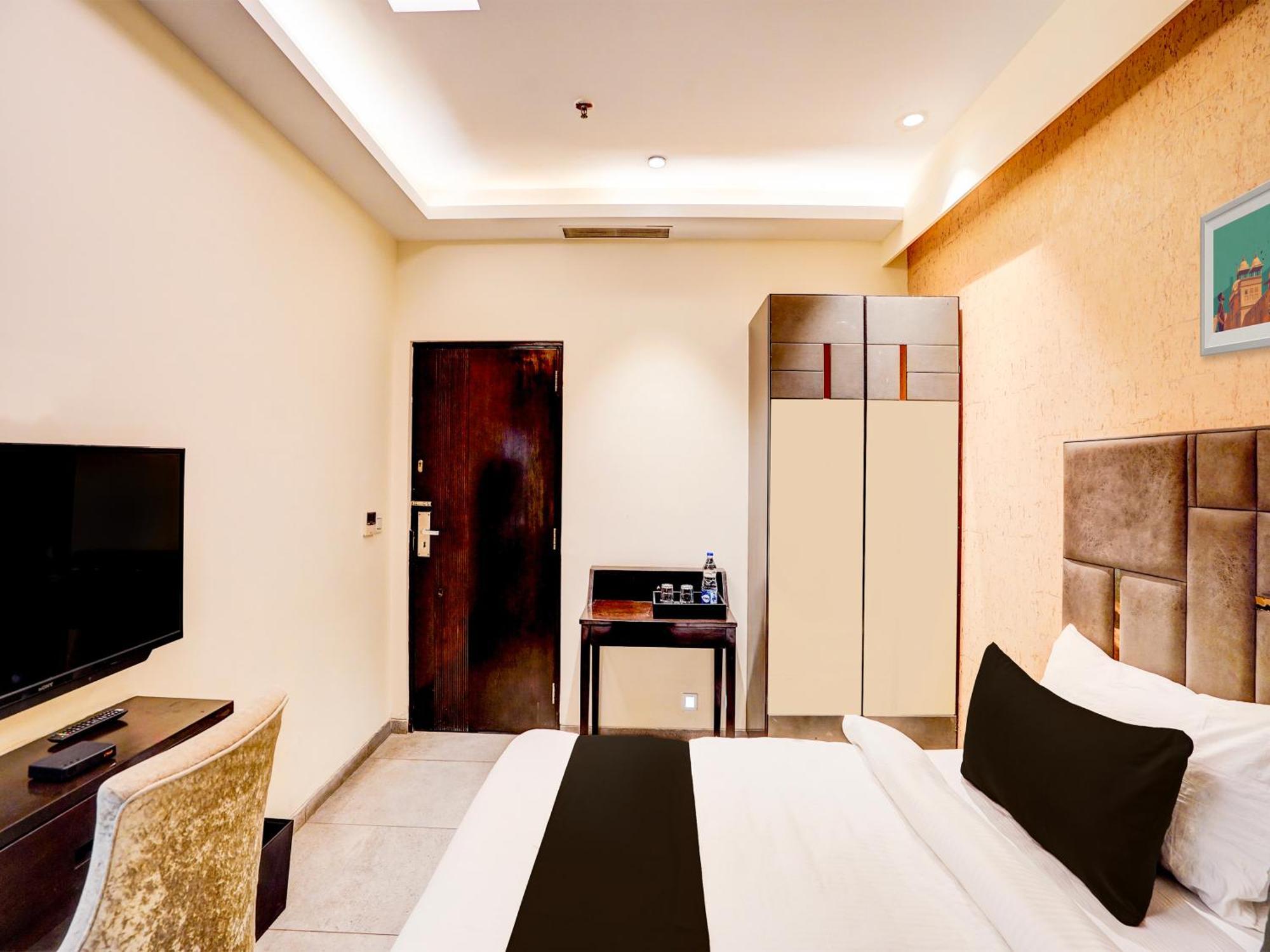 Super Townhouse Pitampura West Enclave Hotell Delhi  Exteriör bild