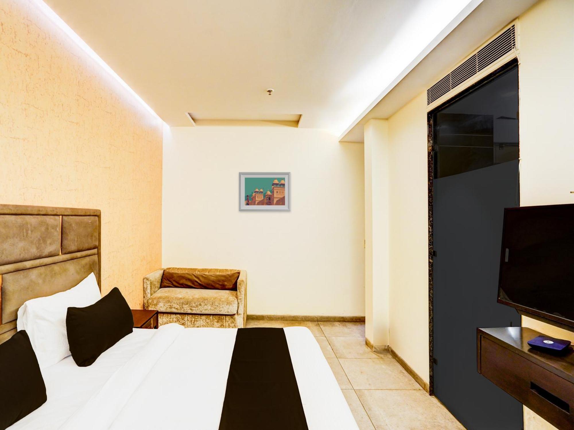 Super Townhouse Pitampura West Enclave Hotell Delhi  Exteriör bild